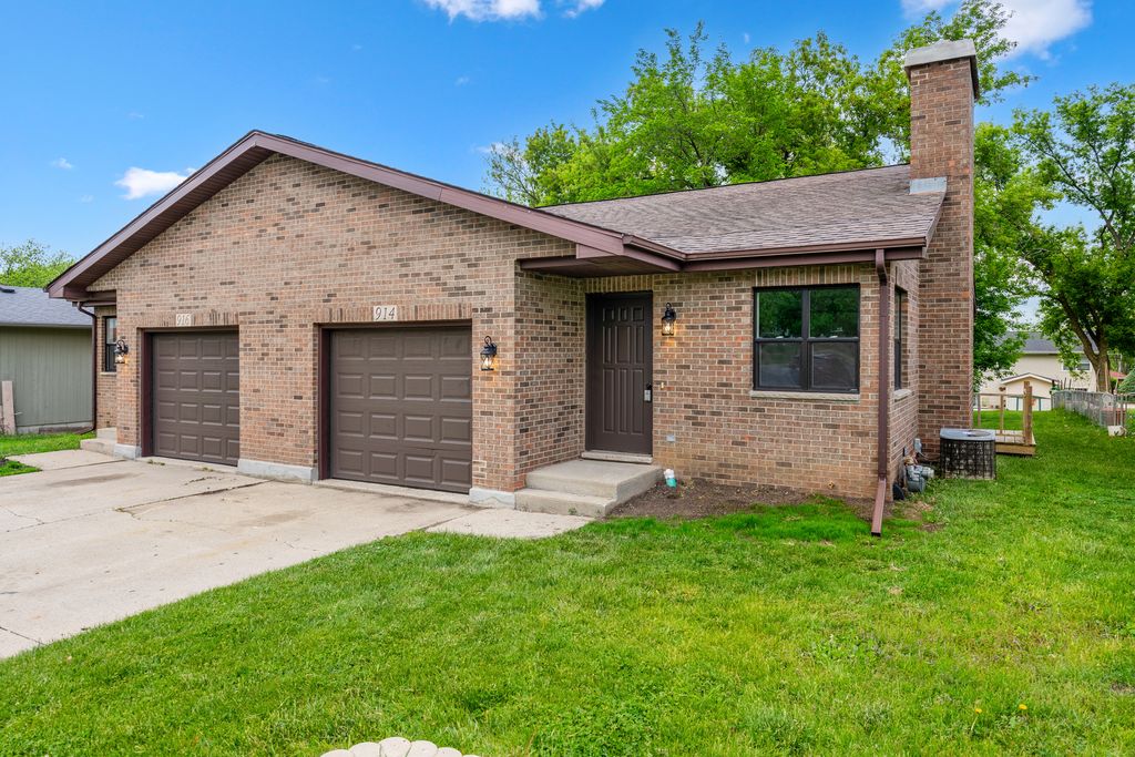 916 Pleasant Street, Woodstock, IL 60098