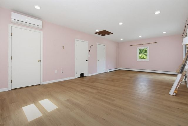 71 Box Pond Dr, Bellingham, MA 02019