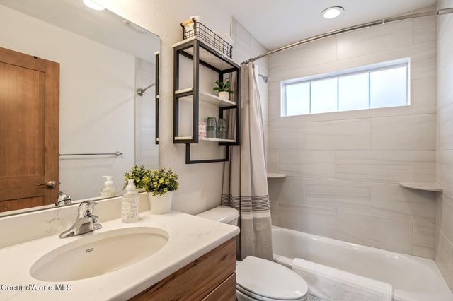 34 Hitchcock Dr, Dover, ID 83825