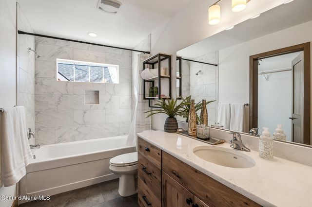 34 Hitchcock Dr, Dover, ID 83825