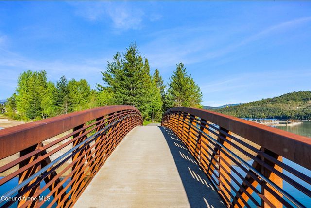 34 Hitchcock Dr, Dover, ID 83825