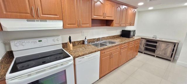 18011 Biscayne Blvd 402, Aventura, FL 33160