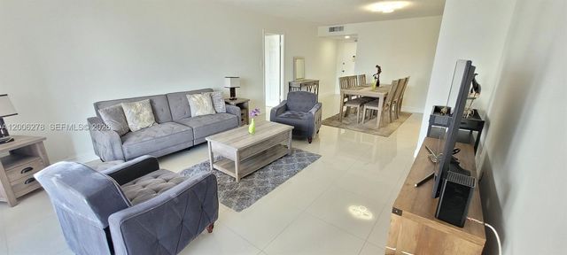 18011 Biscayne Blvd 402, Aventura, FL 33160