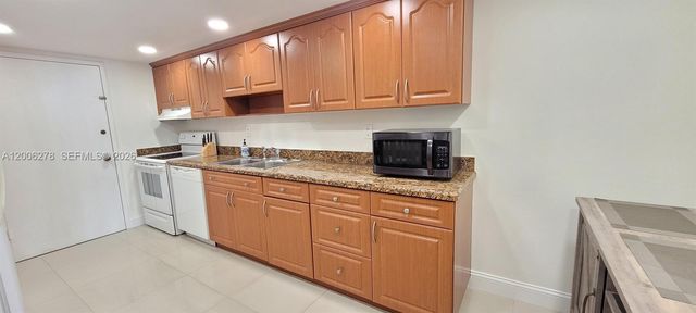 18011 Biscayne Blvd 402, Aventura, FL 33160