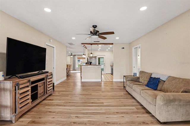 385 CLUB MANOR DRIVE, Sun City Center, FL 33573
