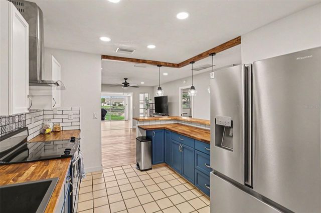 385 CLUB MANOR DRIVE, Sun City Center, FL 33573