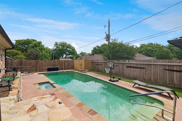 5214 Rustle Leaf Drive, Arlington, TX 76017