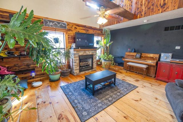 25594 Hidden Valley Avenue, Warsaw, MO 65355