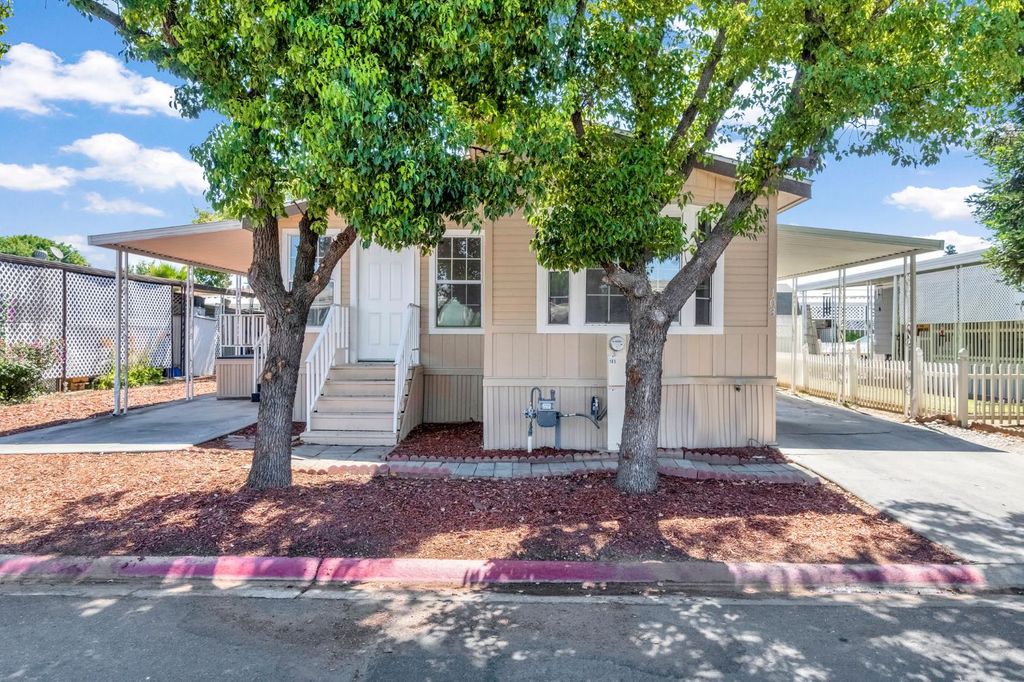 Image 1 of property listing at 1218 E Cleveland Avenue # 103, Madera, CA 93638