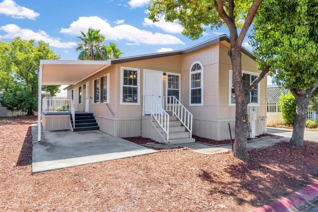 Image 2 of property listing at 1218 E Cleveland Avenue # 103, Madera, CA 93638
