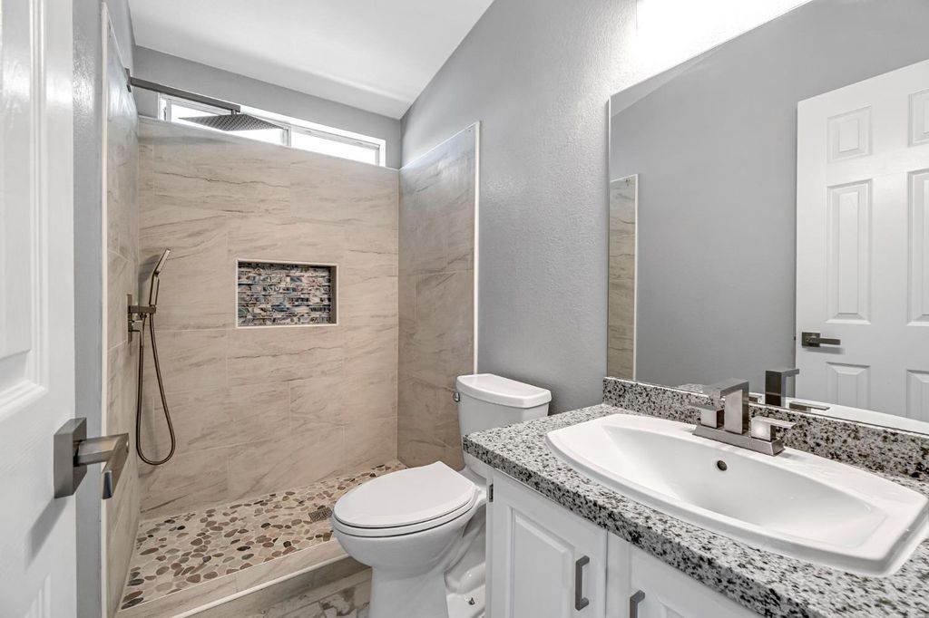 Image 21 of property listing at 1218 E Cleveland Avenue # 103, Madera, CA 93638