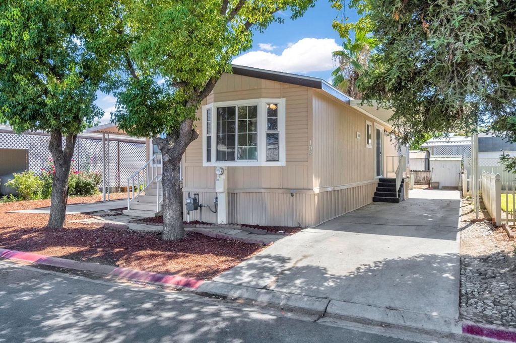 Image 3 of property listing at 1218 E Cleveland Avenue # 103, Madera, CA 93638