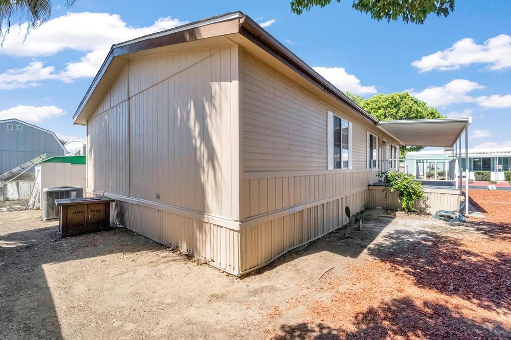 Image 32 of property listing at 1218 E Cleveland Avenue # 103, Madera, CA 93638