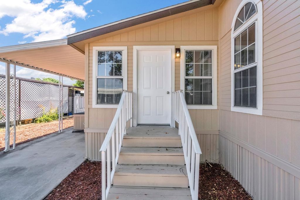 Image 4 of property listing at 1218 E Cleveland Avenue # 103, Madera, CA 93638