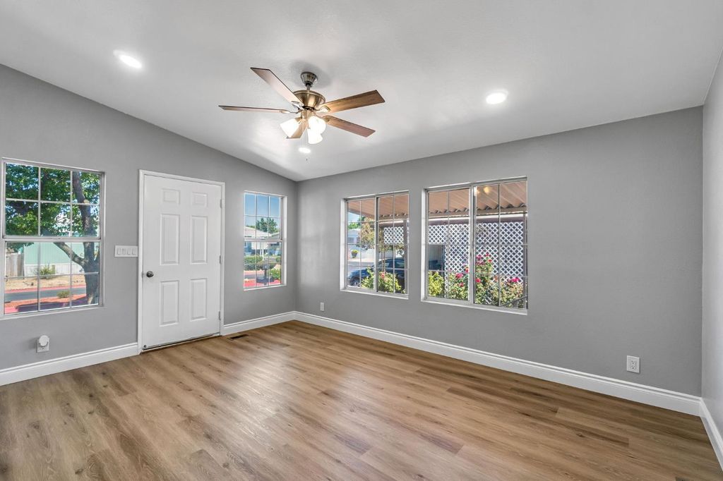 Image 7 of property listing at 1218 E Cleveland Avenue # 103, Madera, CA 93638