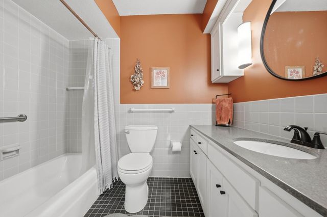 9137 Forest Hills Circle, Bloomington, MN 55437