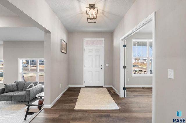 5724 E Ashwood Cir Circle, Sioux Falls, SD 57108