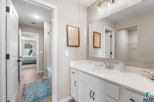 5724 E Ashwood Cir Circle, Sioux Falls, SD 57108