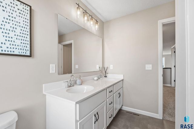 5724 E Ashwood Cir Circle, Sioux Falls, SD 57108