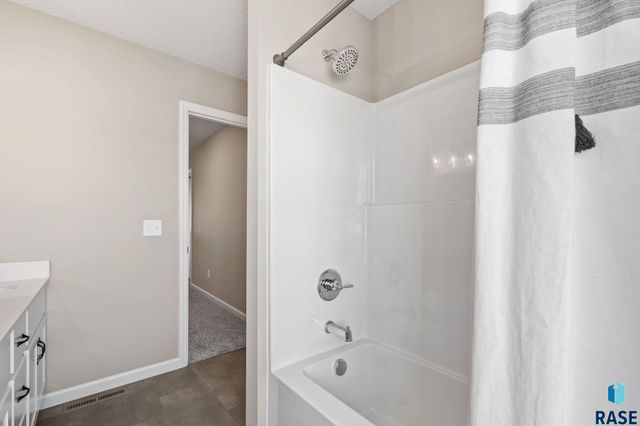 5724 E Ashwood Cir Circle, Sioux Falls, SD 57108