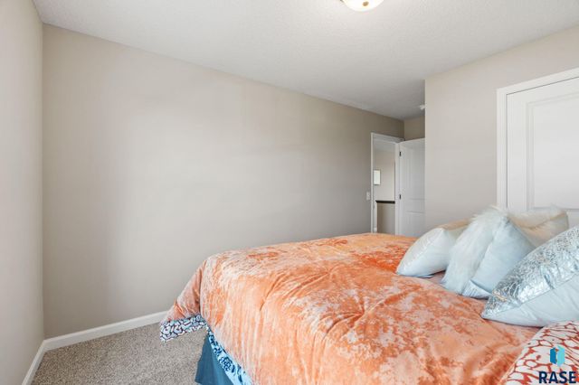 5724 E Ashwood Cir Circle, Sioux Falls, SD 57108