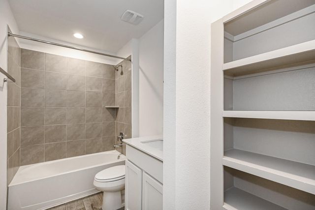 525 Hunter Grove Lane, China, TX 77613