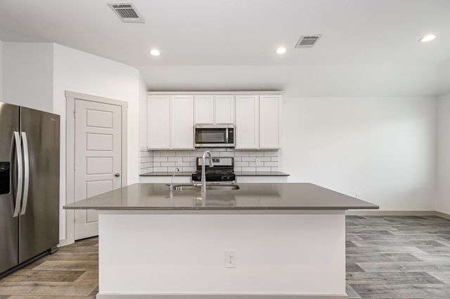 525 Hunter Grove Lane, China, TX 77613