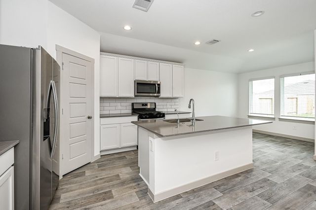 525 Hunter Grove Lane, China, TX 77613