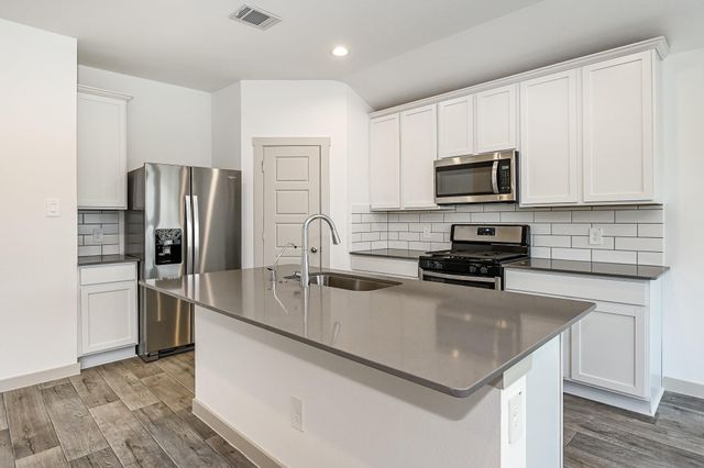 525 Hunter Grove Lane, China, TX 77613