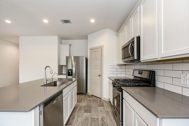 525 Hunter Grove Lane, China, TX 77613