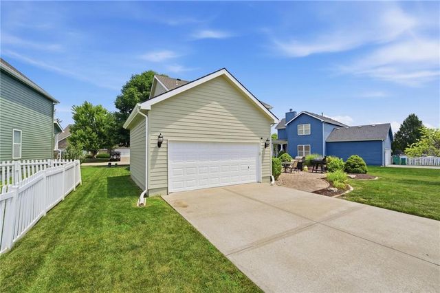 1191 SW Arbormill Terrace, Lee's Summit, MO 64082