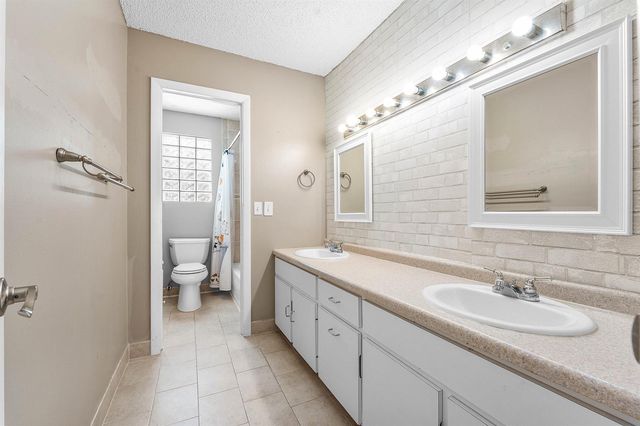 2810 Sand Pines Court, Lake Worth, FL 33462