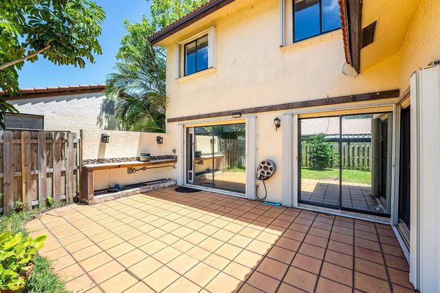 2810 Sand Pines Court, Lake Worth, FL 33462
