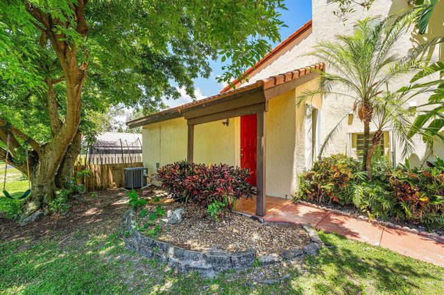 2810 Sand Pines Court, Lake Worth, FL 33462