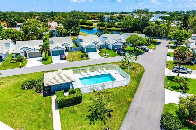 2810 Sand Pines Court, Lake Worth, FL 33462