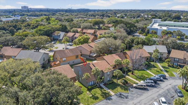 326 Sandtree Drive, Palm Beach Gardens, FL 33403