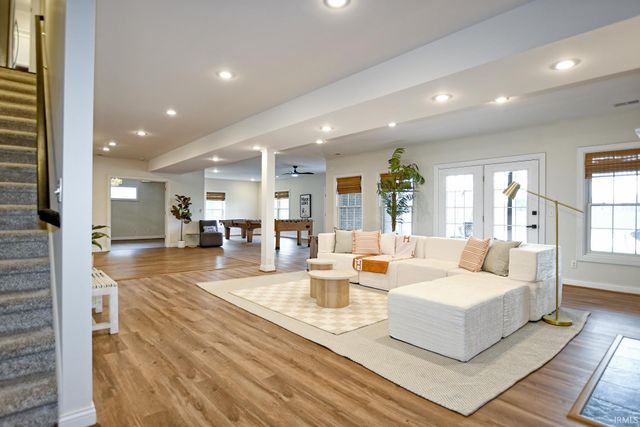 2122 Lakes Edge Drive, Newburgh, IN 47630