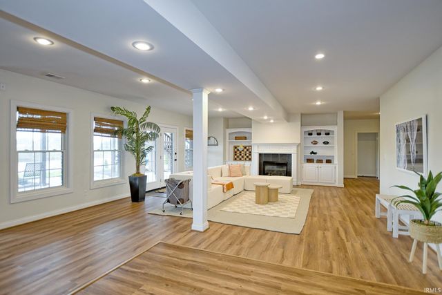 2122 Lakes Edge Drive, Newburgh, IN 47630