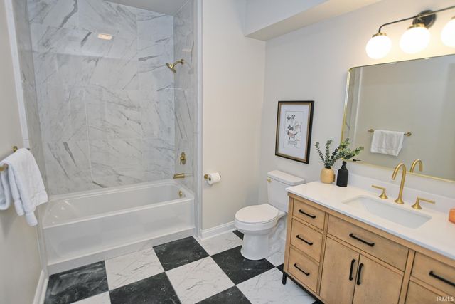 2122 Lakes Edge Drive, Newburgh, IN 47630