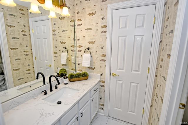 2122 Lakes Edge Drive, Newburgh, IN 47630