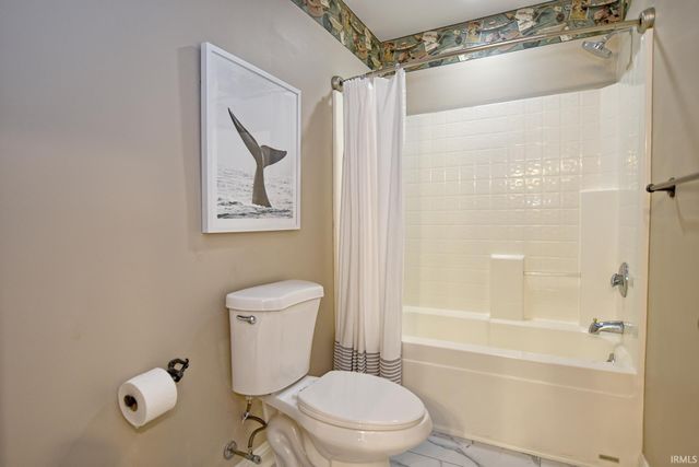 2122 Lakes Edge Drive, Newburgh, IN 47630