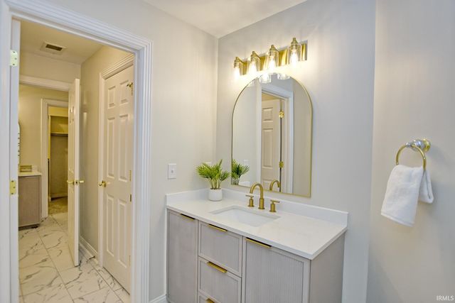 2122 Lakes Edge Drive, Newburgh, IN 47630