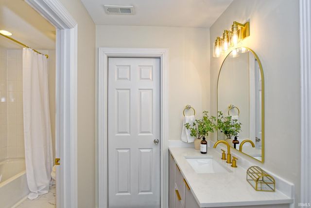 2122 Lakes Edge Drive, Newburgh, IN 47630