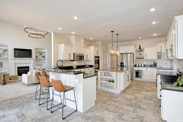 2122 Lakes Edge Drive, Newburgh, IN 47630