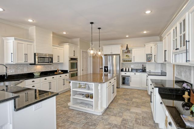 2122 Lakes Edge Drive, Newburgh, IN 47630