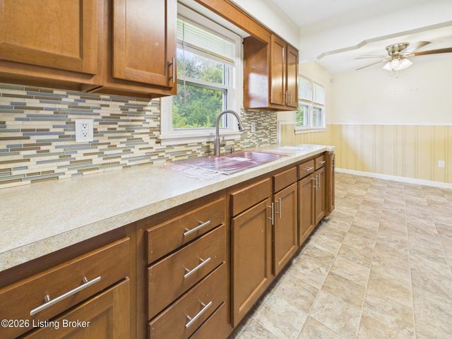 2404 Farnsley Rd, Louisville, KY 40216