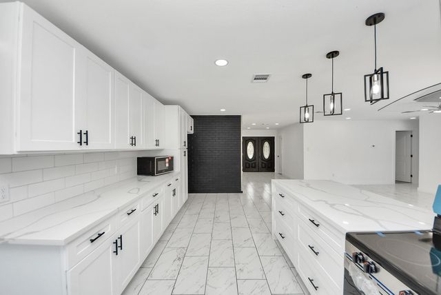 1418 San Sebastian Lane, Nassau Bay, TX 77058