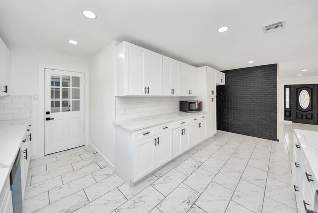 1418 San Sebastian Lane, Nassau Bay, TX 77058