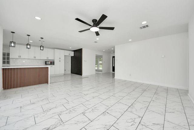 1418 San Sebastian Lane, Nassau Bay, TX 77058