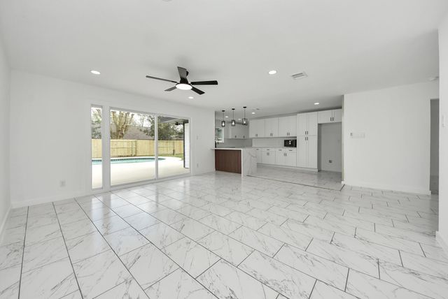 1418 San Sebastian Lane, Nassau Bay, TX 77058